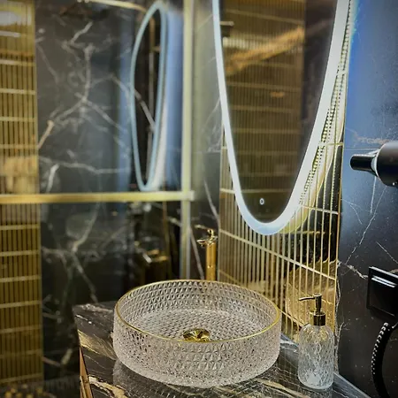 Golden Park Apartment *